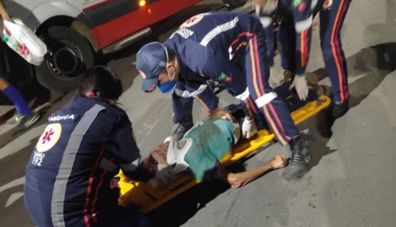 No Sertão: Motoboy atropela homem que fica gravemente ferido na noite deste segunda-feira (21). Veja o vídeo