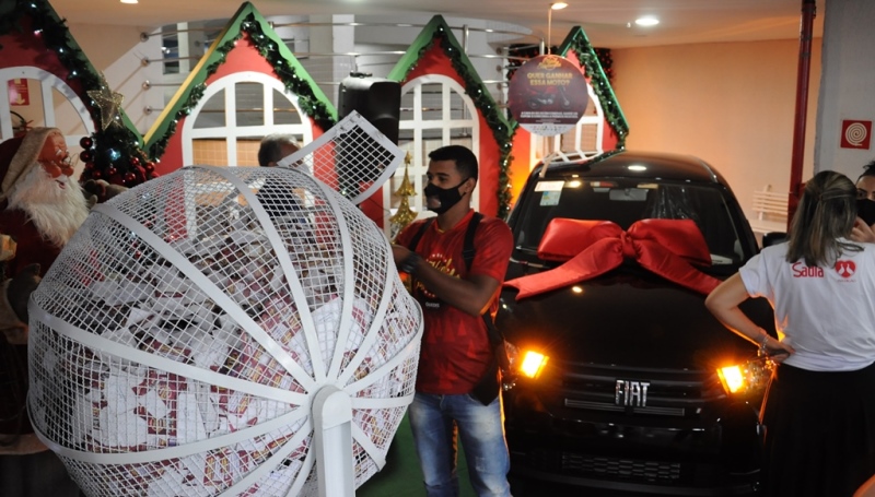 Dona de casa residente no Conjunto Bivar Olinto é a ganhadora do veículo 0km sorteado pelo Guedes Shopping, em Patos