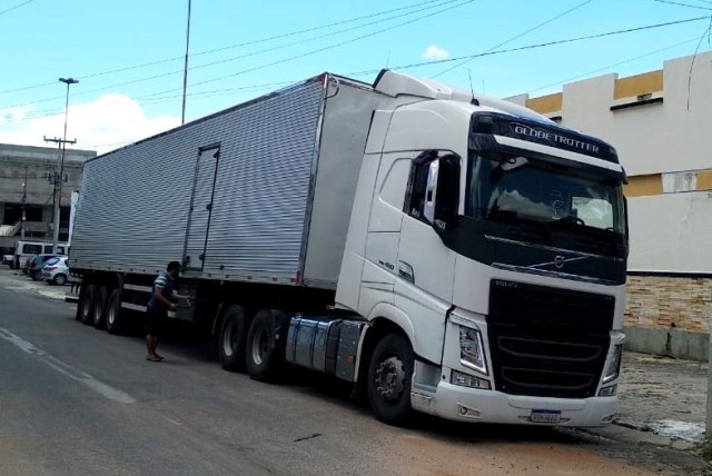 Carreta irregular com mercadorias avaliadas em R$ 432 mil é apreendida no sertão