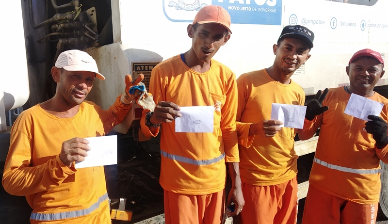 Envelopes de Natal dos garis é considerado tradição da categoria na cidade de Patos