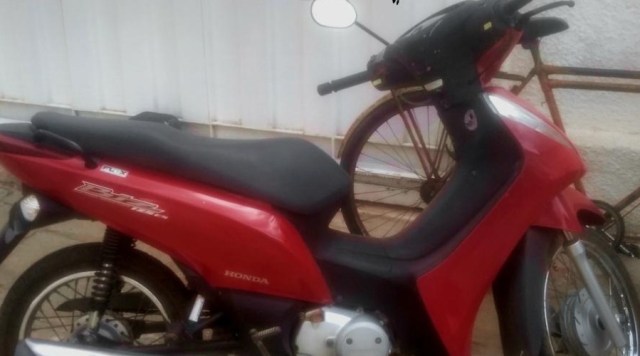 Polícia Militar recupera moto com restrição de roubo/furto, em Patos