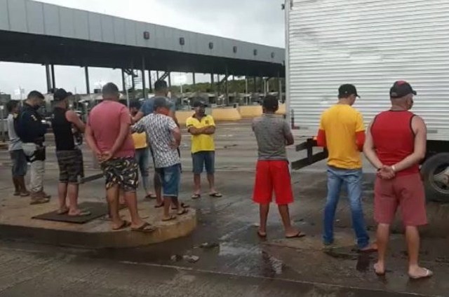 Vendedores de rede paraibanos são flagrados em Goiás viajando em caminhão-baú sob condições precárias. Vídeo