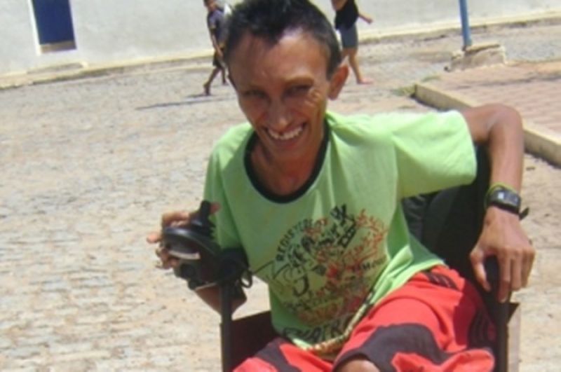 Cadeirante se choca contra poste em Itaporanga e é transferido para Patos