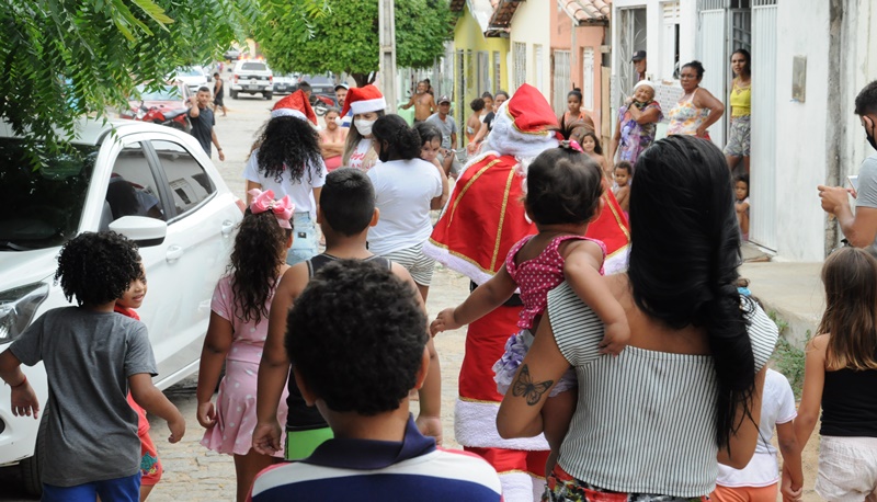 Papai Noel chega de surpresa e encanta crianças em bairro popular na cidade de Patos