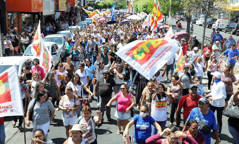 Prefeito interino tem ações administrativas repudiadas durante manifestação dos servidores públicos do Município de Patos