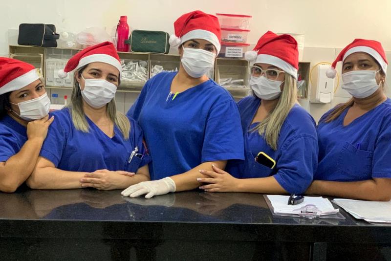Equipe de enfermagem se caracteriza no natal para atender pacientes no Hospital Regional de Patos
