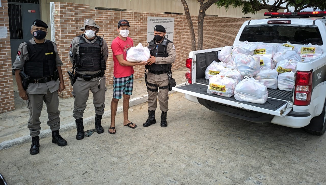 Polícia Militar realiza entrega de cestas básicas a famílias carentes em Santa Luzia