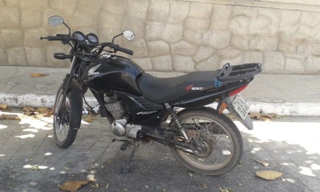 Após matéria do Patosonline.com, moto furtada por homem usando colete de mototáxi é encontrada abandonada em Patos
