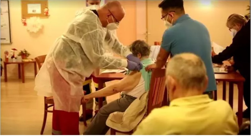 Mulher de 101 anos é a primeira alemã a ser vacinada contra a Covid-19