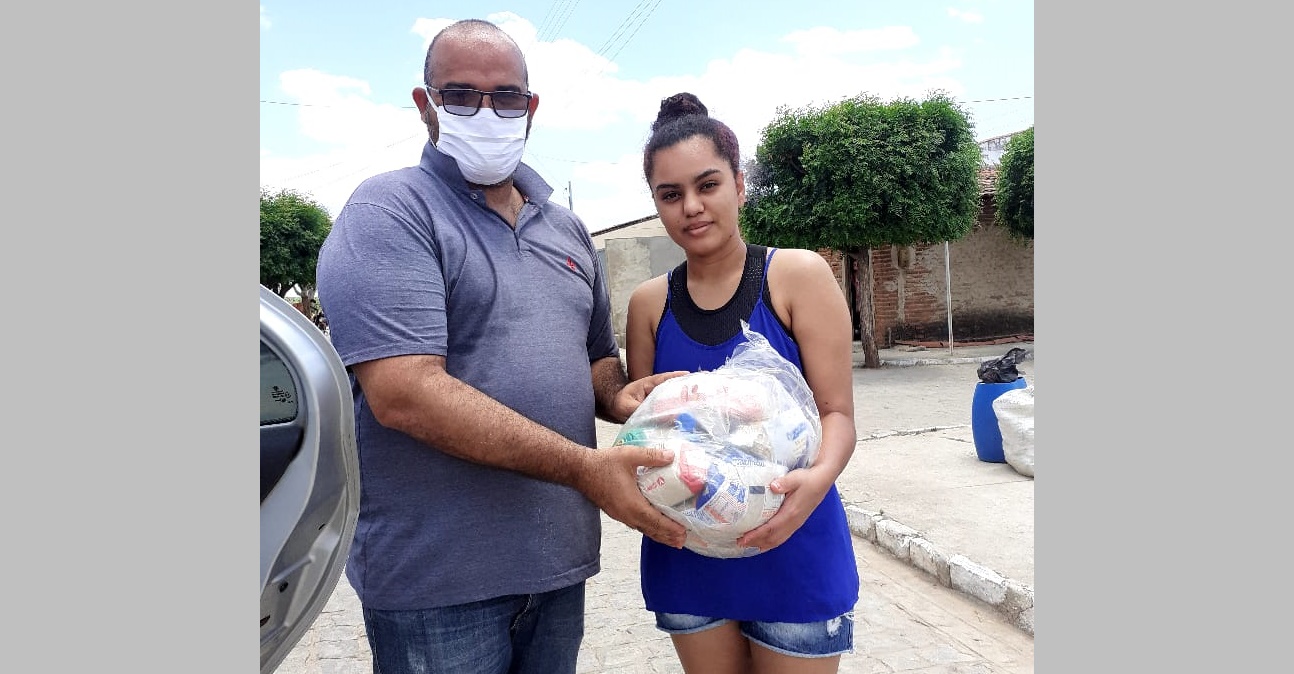 Natal Solidário: Associação de Santa Gertrudes beneficiam 80 famílias carentes com cestas básicas