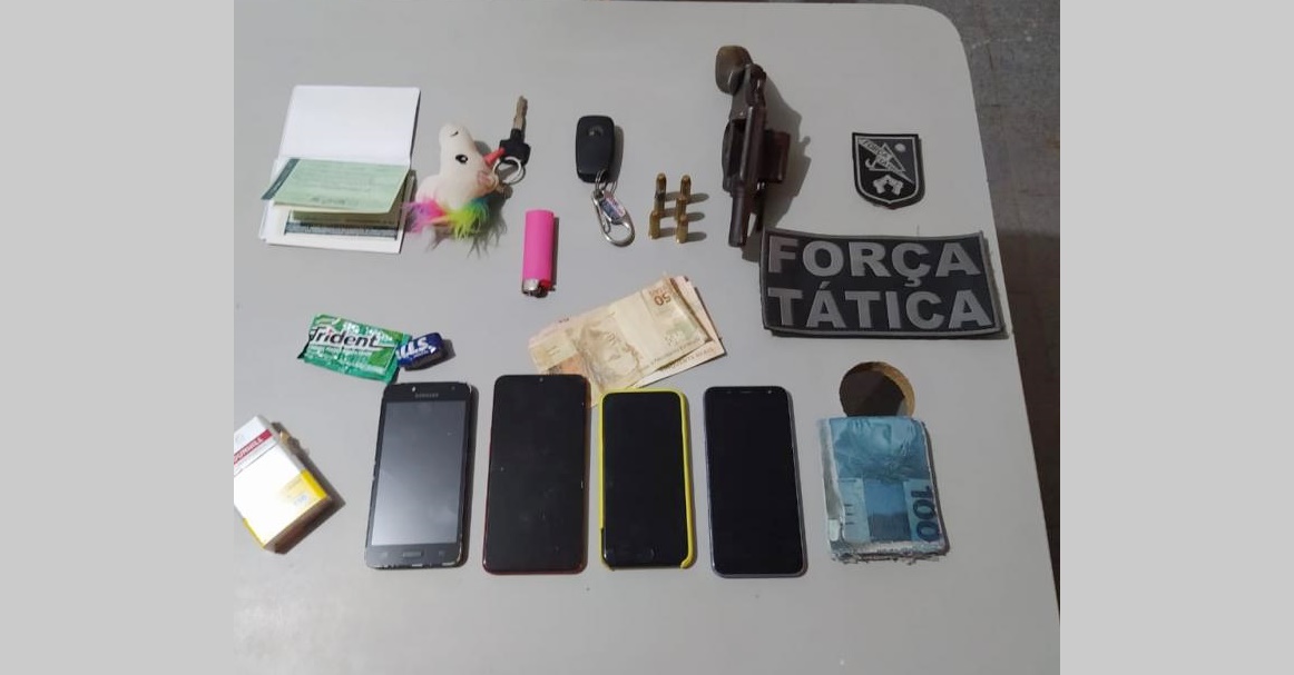 No Sertão: Polícia Militar apreende arma de fogo após abordagem a veículo na madrugada deste domingo (27)