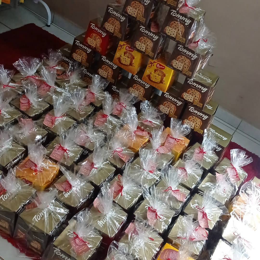 Em Teixeira: Famílias carentes recebem panetones e guloseimas em doação do Rotaract Club