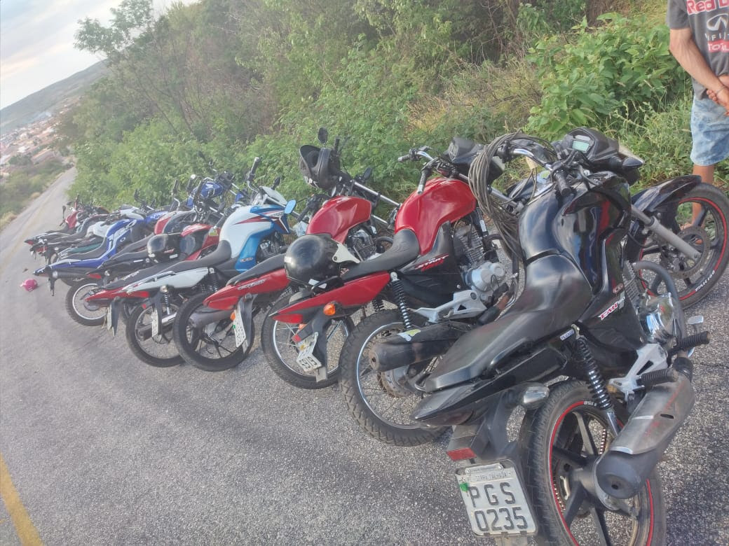 Polícia apreende 17 motos e acaba com ‘rolezinho’ no Sertão