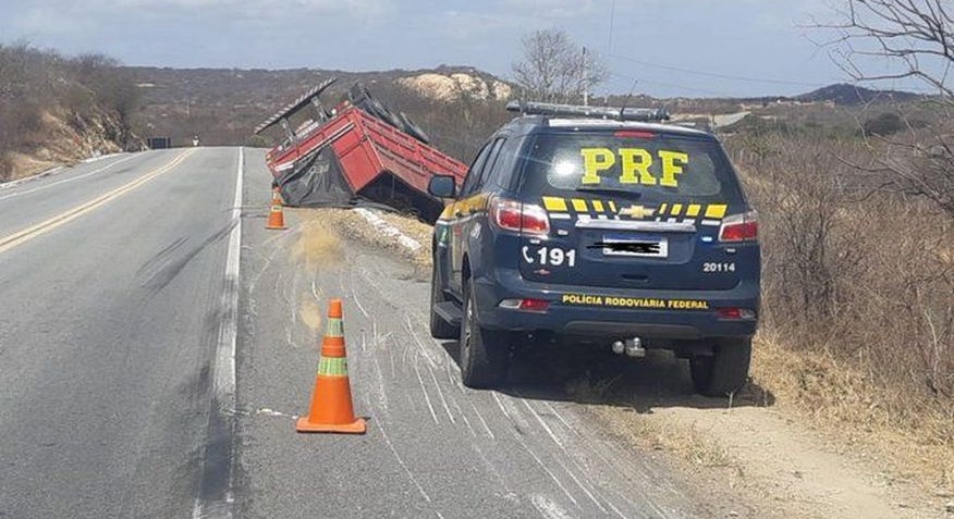 Veículo de carga tomba na BR-230, em Santa Luzia na manhã desta segunda (28)