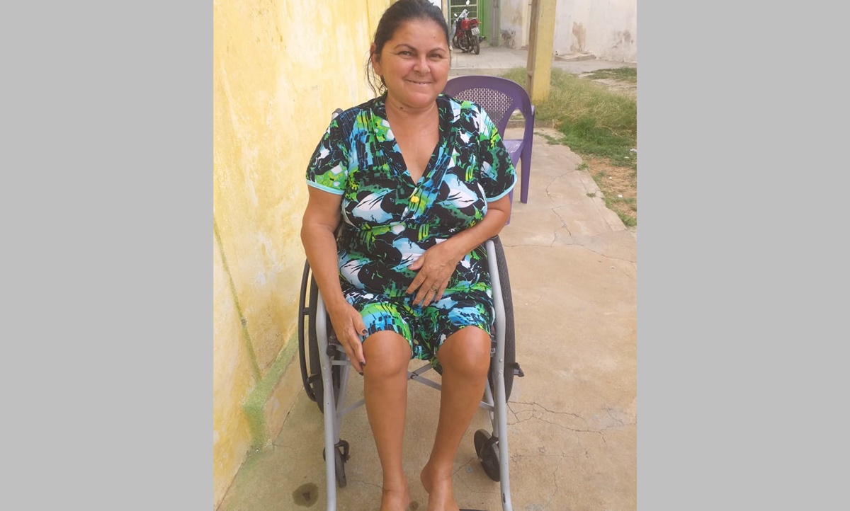 Em Patos: Mulher idosa faz apelo para conseguir cadeira de rodas adequada para suas necessidades diárias