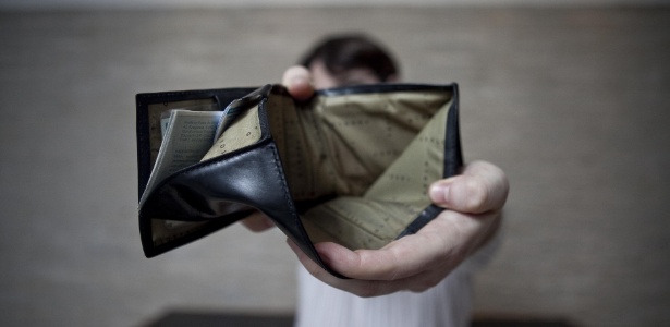 Vereador denuncia que professores de Santa Terezinha-PB, ainda não receberam o salário de setembro. Ouça