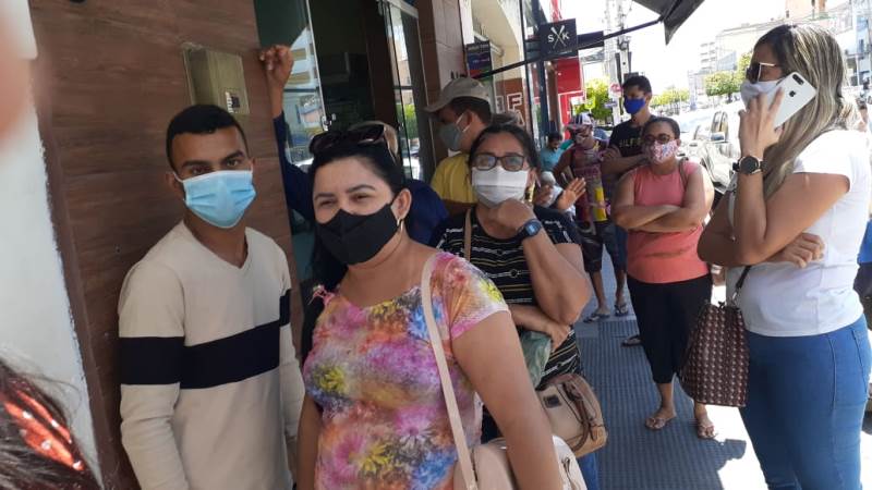 Aglomeração em fila e falta de prioridade para idoso causa revolta no Banco Itaú, em Patos