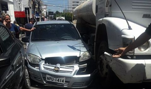 Caminhão-pipa e carro colidem no centro de Patos, nesta terça (29)