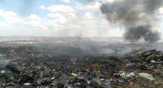 Bombeiros continuam ações de combate ao incêndio no lixão de Patos