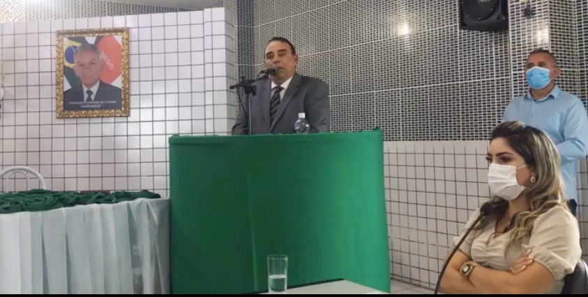 Prefeito brutalmente agredido antes da eleição, toma posse e relembra o fato. 