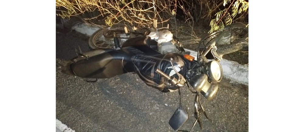 Em Teixeira: Após perseguição policial, suspeitos jogam moto em abismo e fogem por matagal. Arma é apreendida