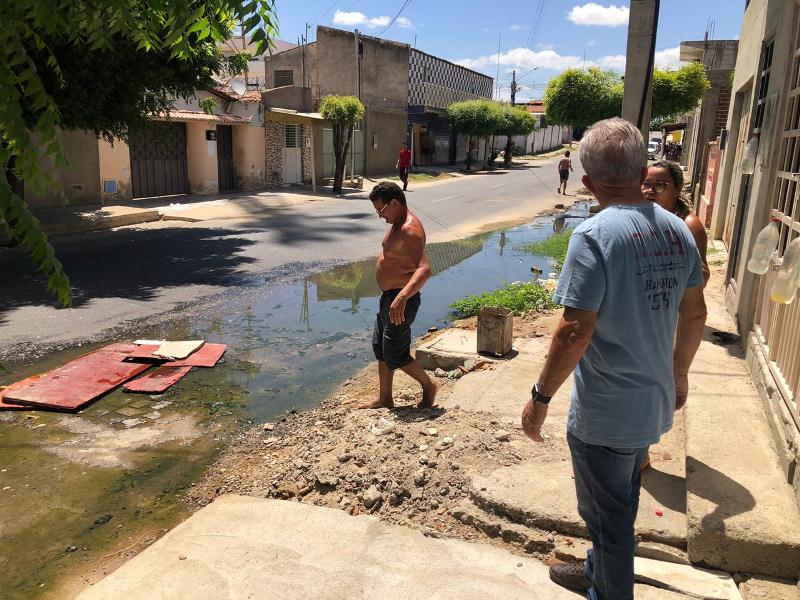 Prefeito Nabor visita ruas da cidade e cobrará agilidade para dar uma solução à coleta de lixo