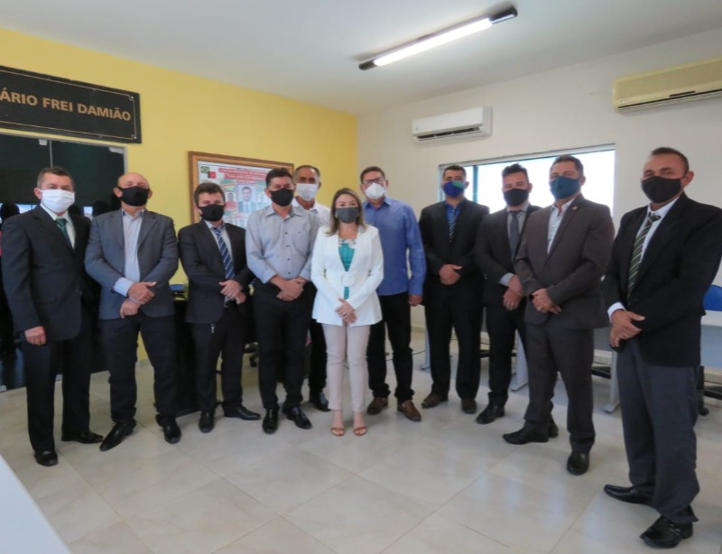 Prefeita de Quixaba e vereadores tomam posse para os próximos quatro anos