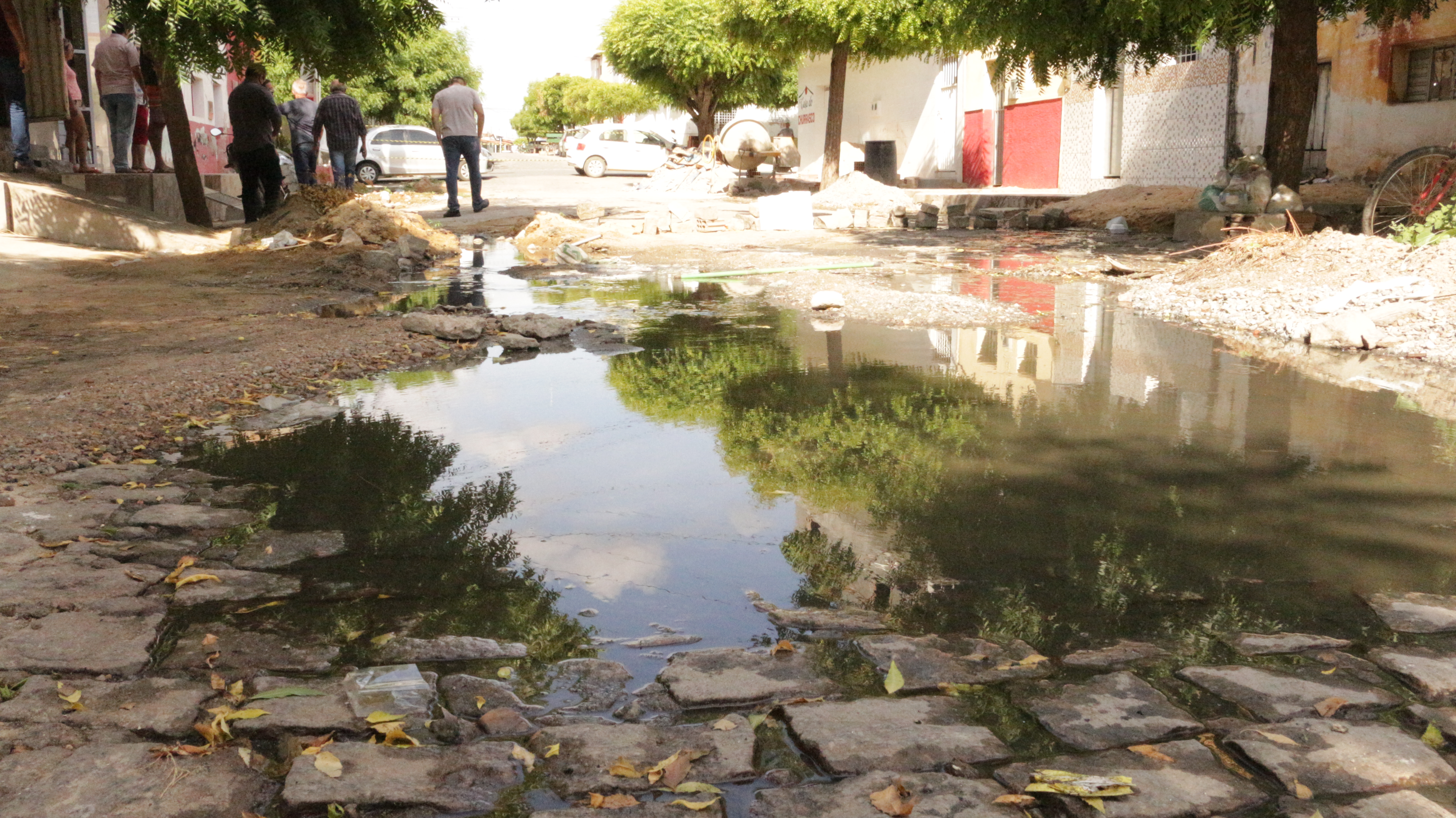 Prefeito Nabor Wanderley inspeciona problema de galeria no bairro Jatobá e confirma que serviços ganharão reforço