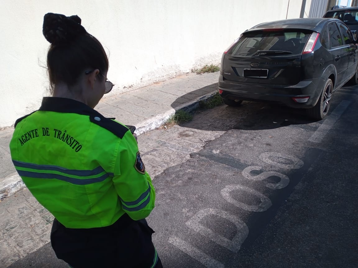 STTRANS fiscaliza uso de estacionamento especial para pessoas com deficiências e pessoas idosas