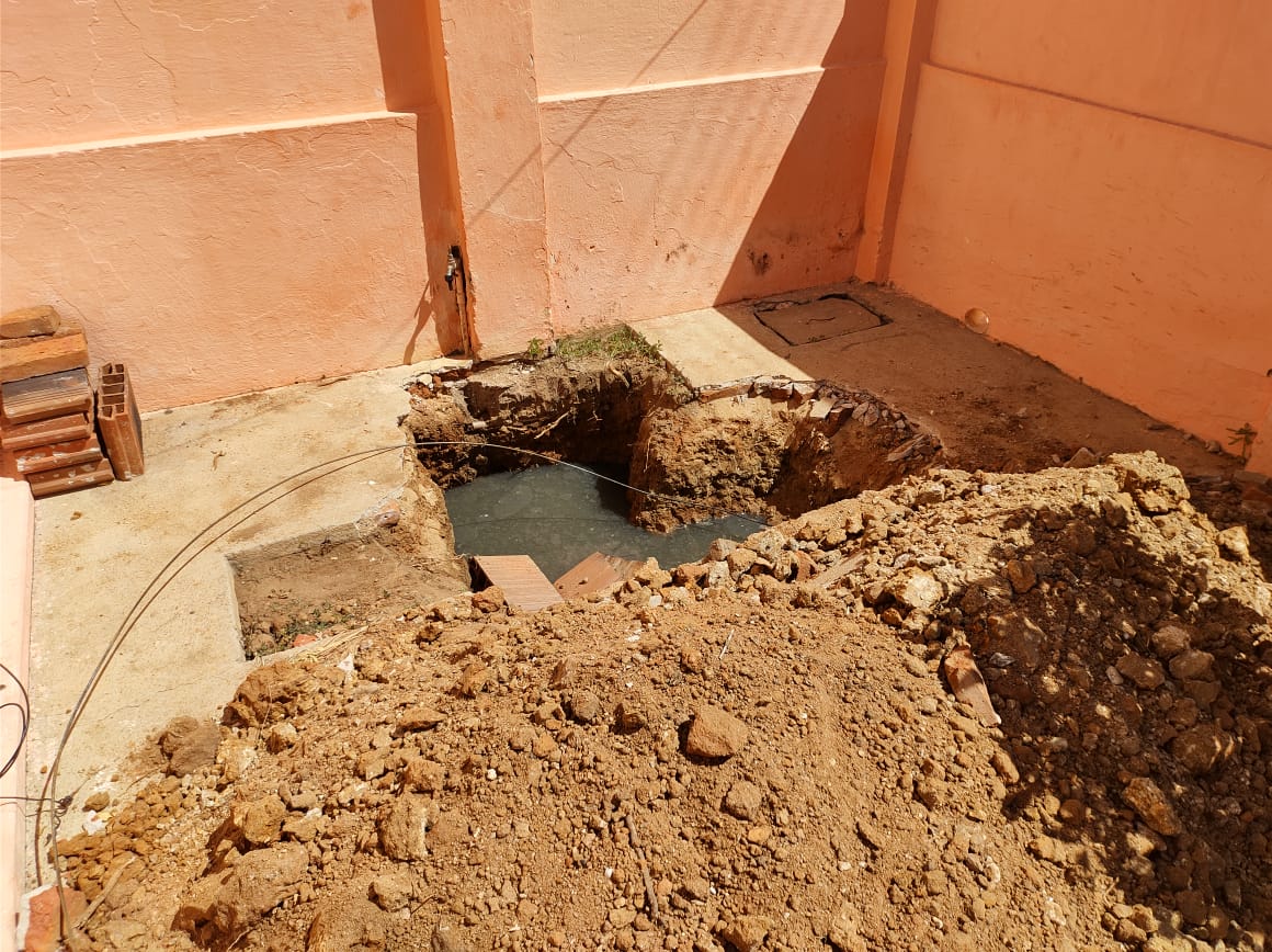 Cidadã do bairro Liberdade faz apelo à Prefeitura de Patos para conserto de galeria estourada de fronte a sua residência. Ouça