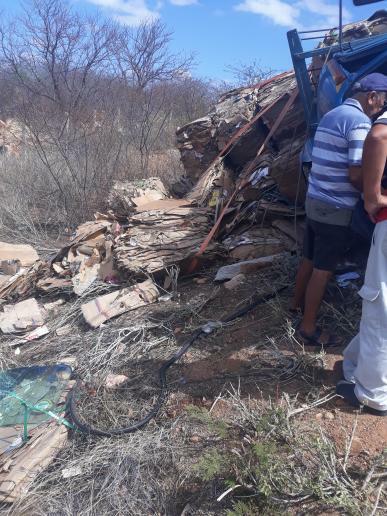 Caminhão carregado tomba entre Quixaba e Cacimba de Areia nesta quinta-feira (10). Veja o vídeo