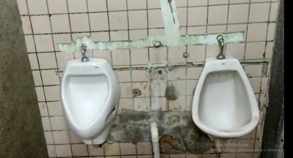 Comerciantes reclamam das péssimas condições dos banheiros públicos do Centro Comercial Darcilio Wanderley em Patos. Veja