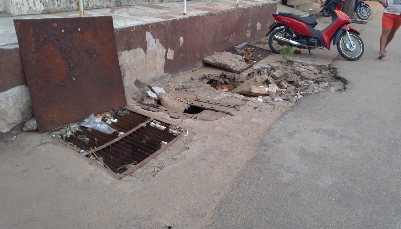 Moradores do centro de Patos fazem apelo a prefeitura e pedem conserto de galeria na Rua João da Mata. Veja