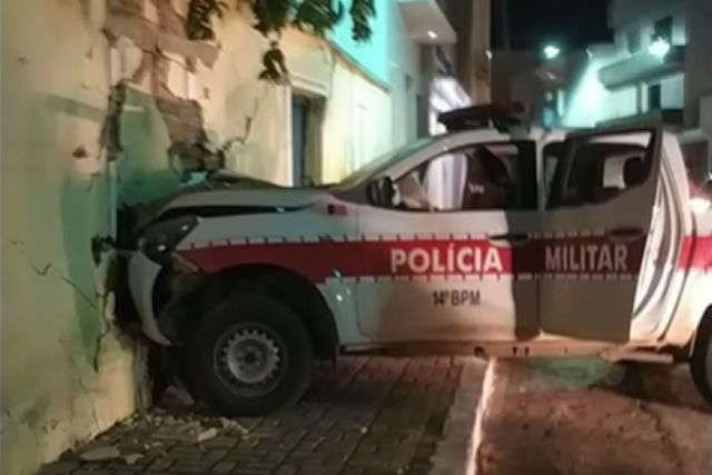 Viatura da PM colide com muro durante perseguição e Sousa