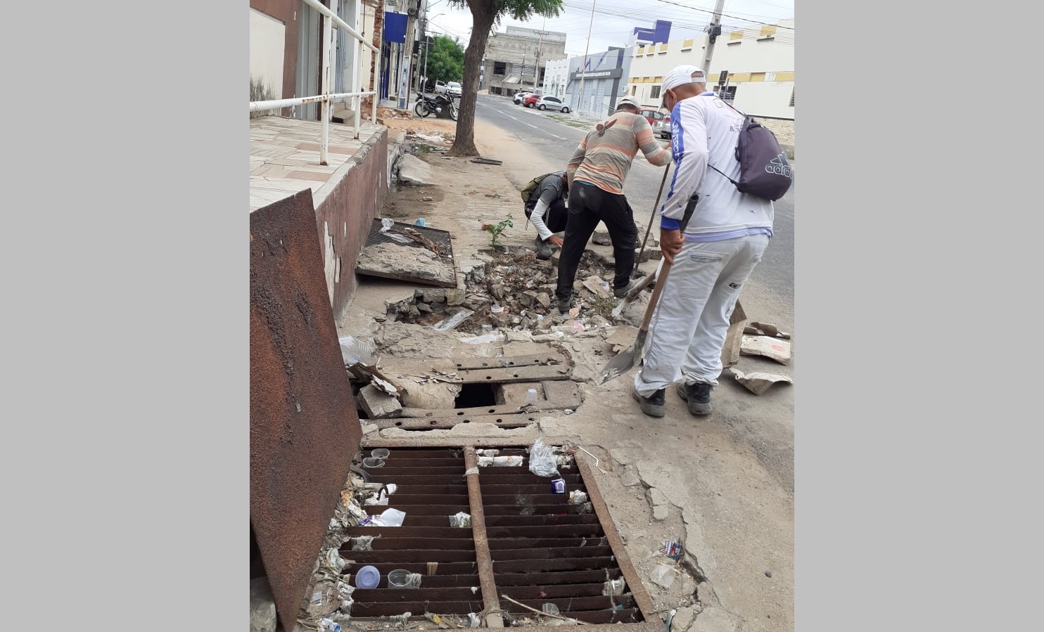 Equipes da Prefeitura trabalham para resolver problema da Rua João da Mata, centro de Patos