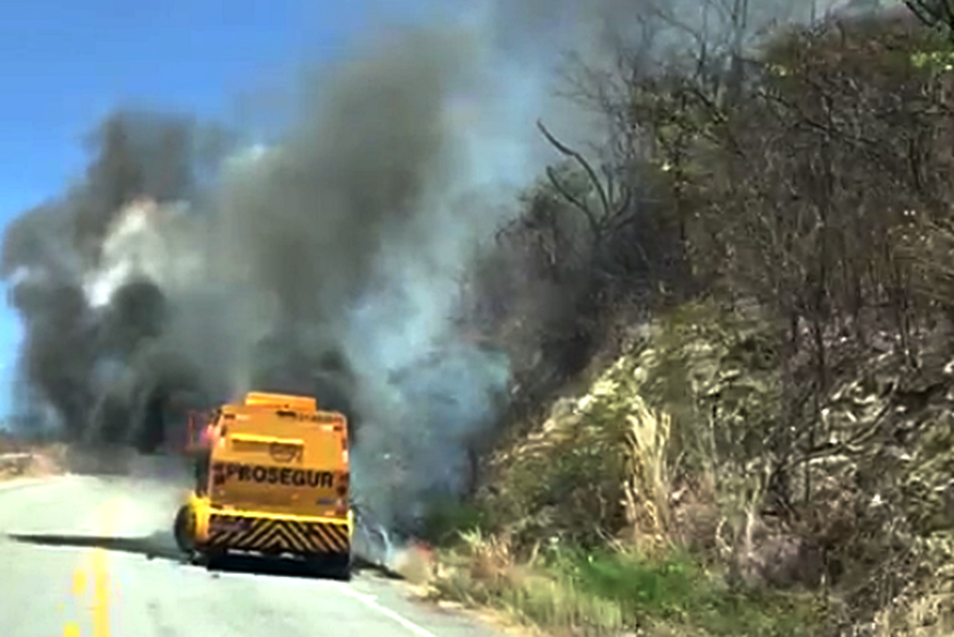 Carro-forte pega fogo em rodovia após pane elétrica no motor no Sertão