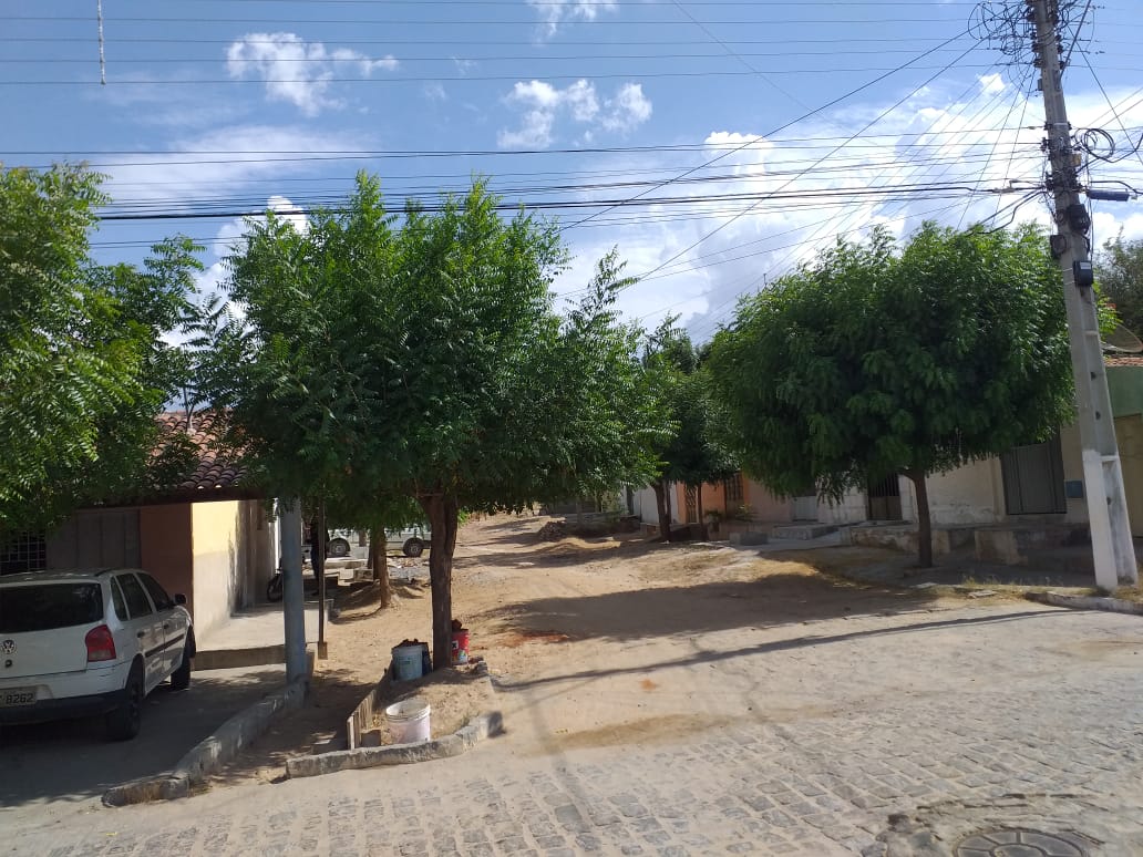 Cidadão mostra rua de bairro de Patos sem pavimentação, mas que no papel consta como calçada. Veja o vídeo