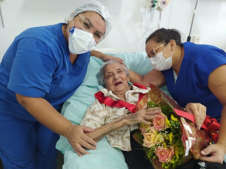 Vídeo: Após vencer a Covid-19 idosa de 95 anos é recebida com festa, em Catingueira