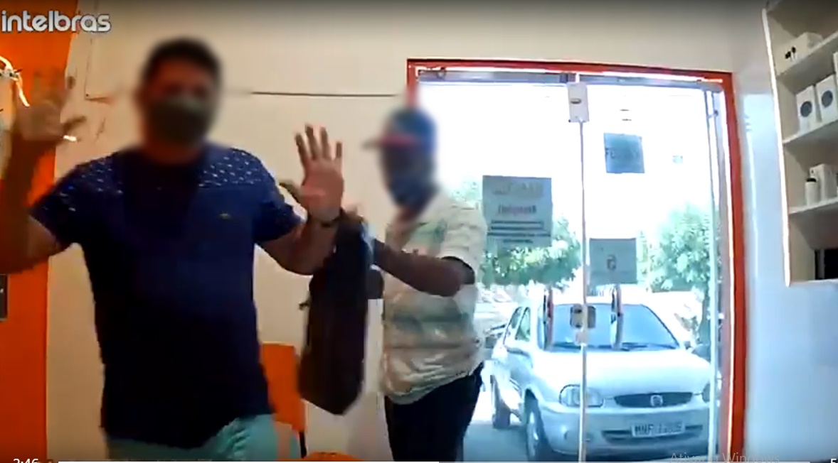 Câmeras registram assalto a loja de celular no Centro de Patos na tarde desta segunda-feira (11)