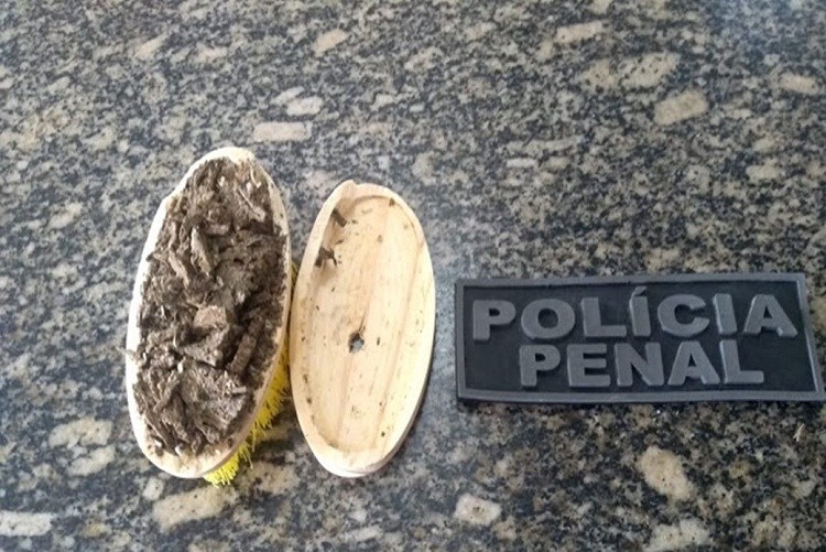 Mulher tenta entrar com droga em presídio do Sertão usando uma escova de lavar roupas como disfarce