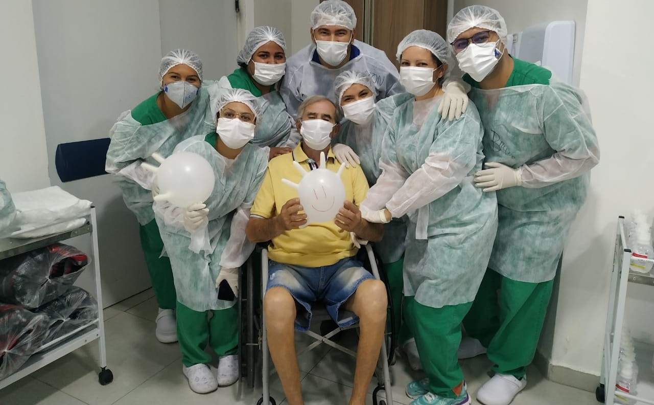 Idoso de 83 anos vence a covid-19 em Patos. Família comemora e faz homenagem. Veja