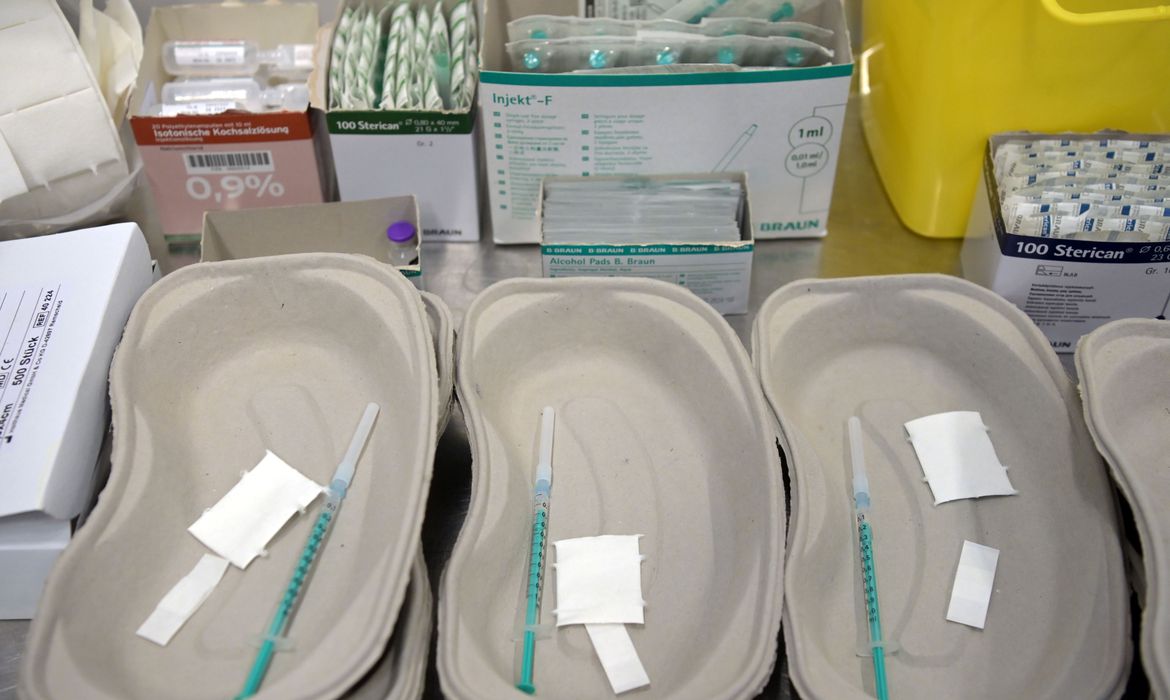 CFM diz que vacina possibilita redução do número de casos de covid-19