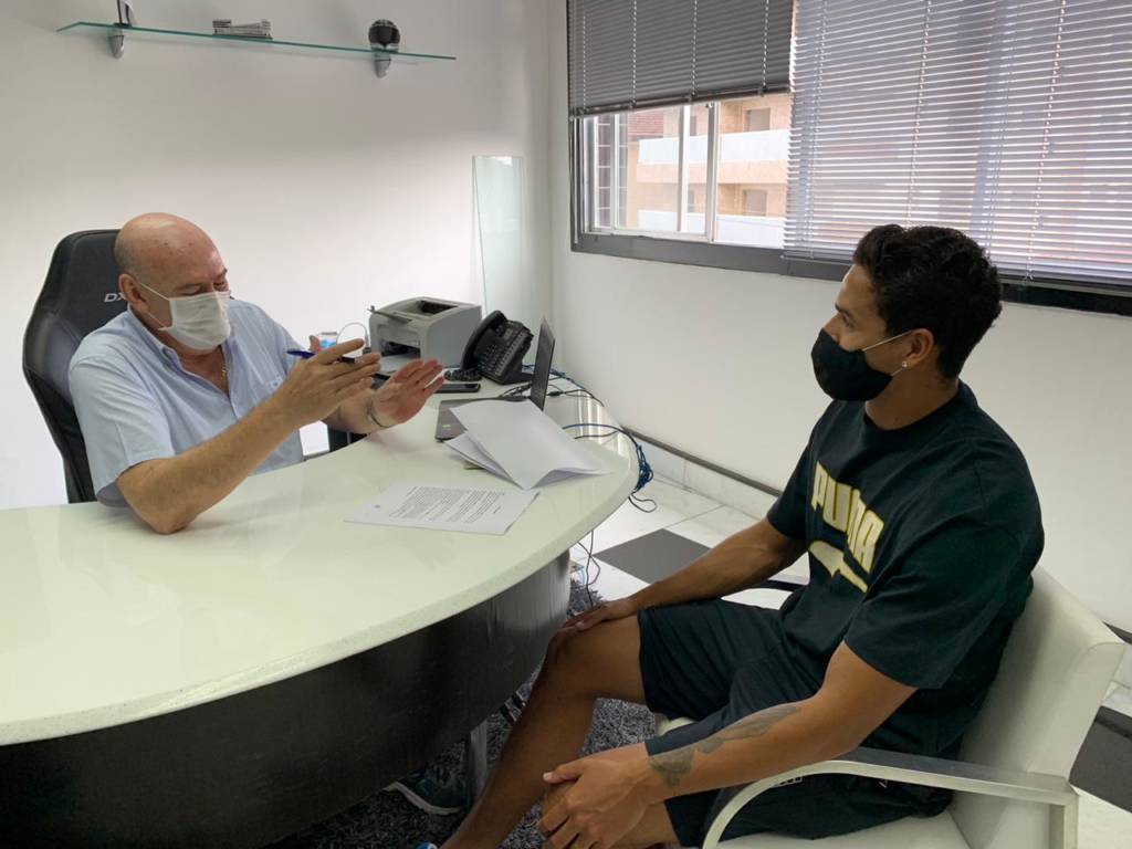 Lucas Veríssimo assina com o Benfica, mas fica no Santos até a final da Libertadores