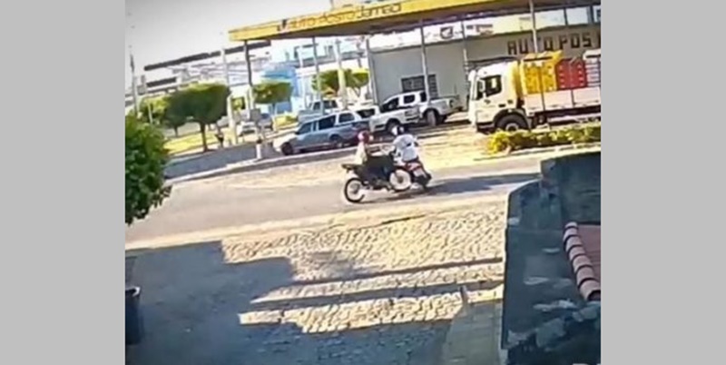 Vídeo mostra colisão entre duas motocicletas na manhã deste sábado (16) no Vale do Piancó