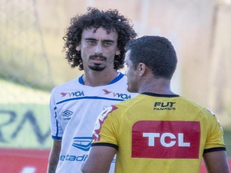 Jogador atua em partida com Covid e só é avisado no intervalo