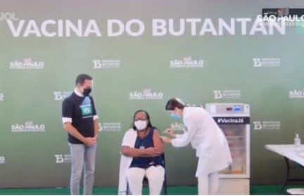 Enfermeira de São Paulo é a primeira pessoa a ser vacinada contra a covid-19 no Brasil