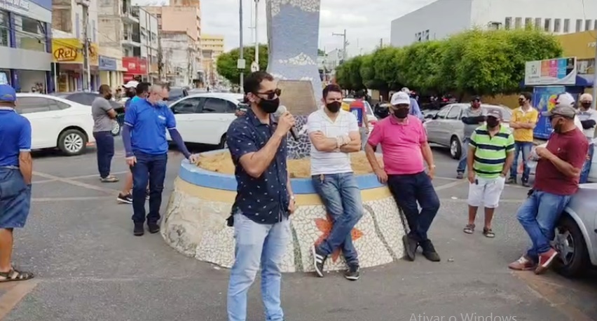 Mais uma vez taxistas de Patos realizam protesto e fecham ruas da cidade
