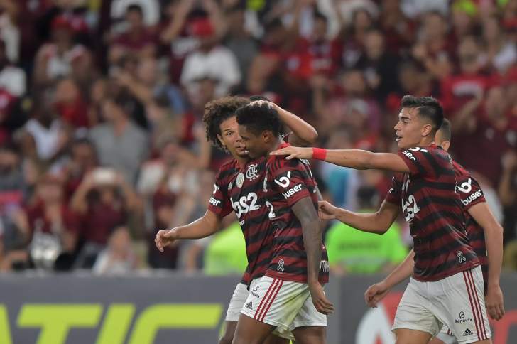 Flamengo aumenta vantagem sobre Santos e Palmeiras