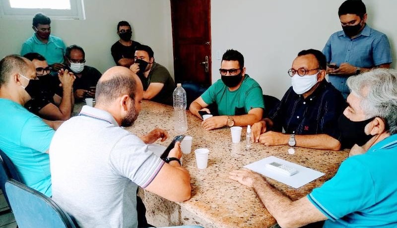 Representantes da Prefeitura se reúnem com taxistas pela prorrogação do prazo de instalação dos taxímetros