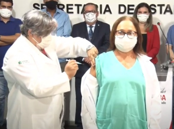 Enfermeira é a primeira a ser vacinada contra a covid-19 na Paraíba